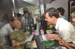 Rajat Kapoor with Fatso stars sell tickets in PVR, Mumbai on 4th May 2012 (20).JPG